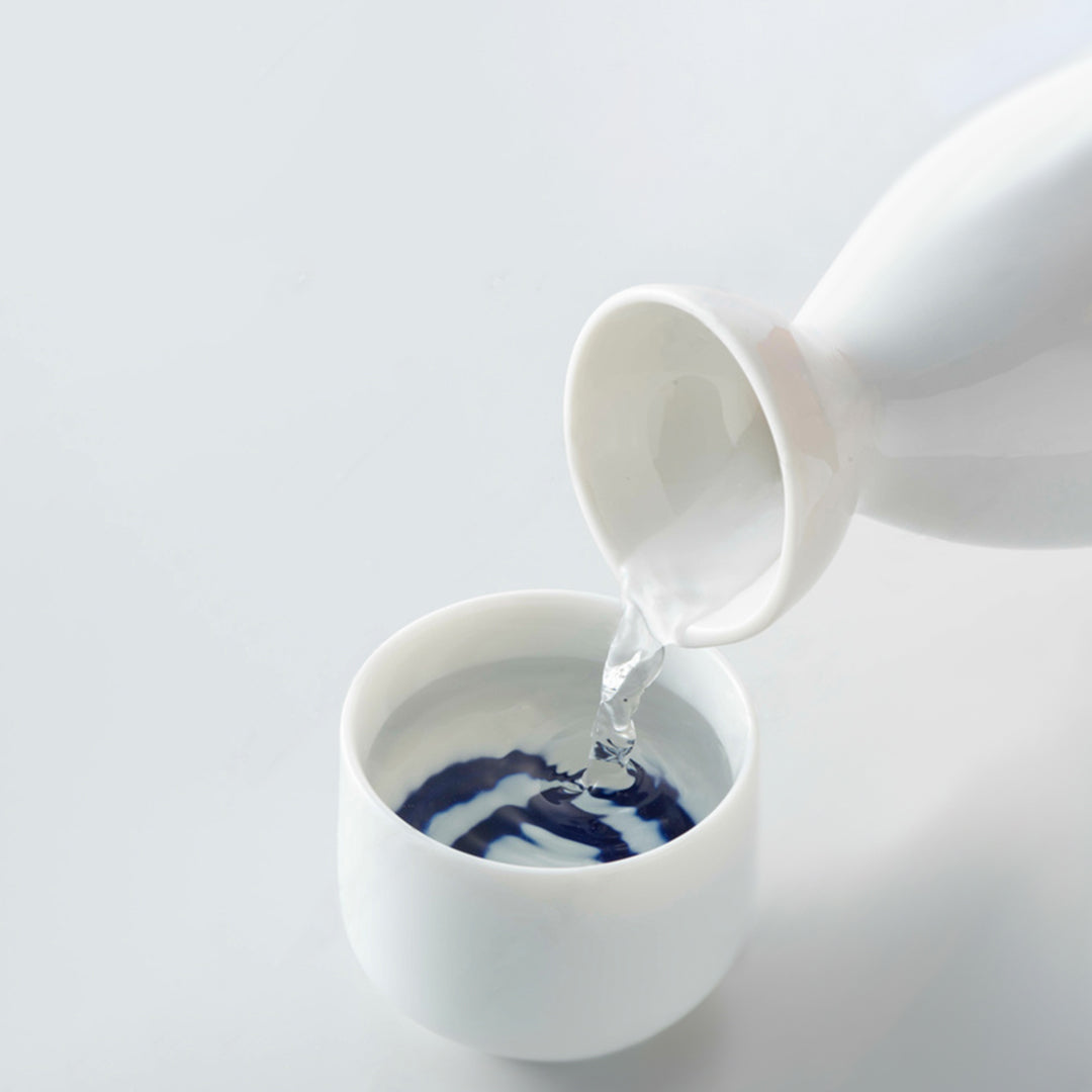 GAOTTINGSD Set da Sake Giapponese 6 Set di Sake Giapponesi con Vassoio in  Legno Multifunzione, Tradizionale Ceramica Giapponese Dipinta A Mano Kit da  Bevande Saki Adatto per 4 Persone, Bianco : 